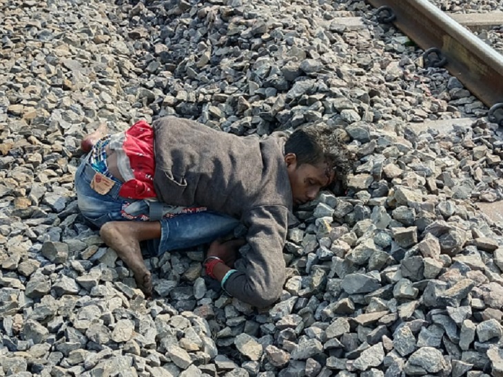 रेलवे ट्रैक पर पड़ा युवक का शव।