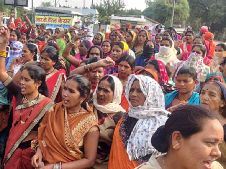 कवर्धा में स्व सहायता समूह की महिलाओं ने गुरुवार को किया था प्रदर्शन।