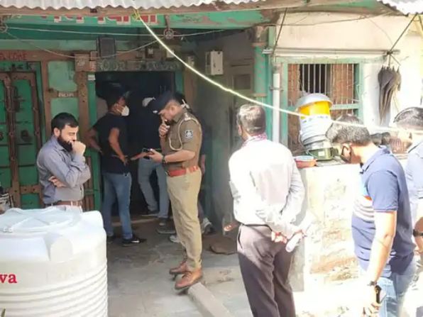 तकनीकी सर्विलांस और सीसीटीवी के आधार पर आरोपी की तलाश की जा रही है।