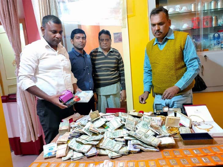 SVU की छापेमारी में बरामद कैश। - Dainik Bhaskar