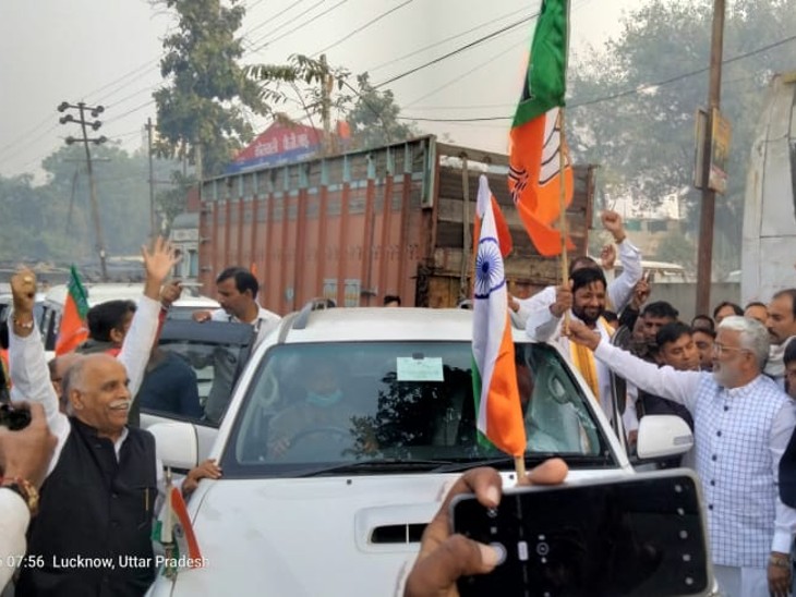 स्वतंत्र देव सिंह ने झंडा दिखाकर काफिले को रवाना किया।