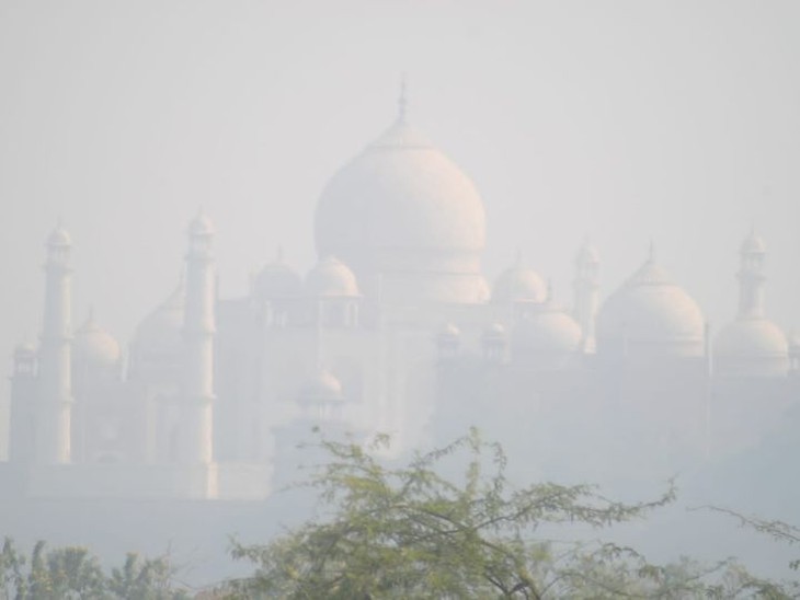सुबह से ही धूल और स्मॉग ने ताजमहल को अपने आगोश में ले लिया है।