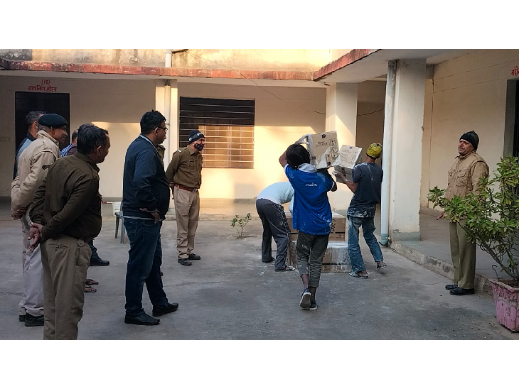 अवैध शराब के ट्रक को खाली कराते हुए।