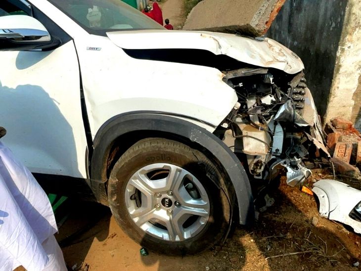 प्रत्यक्षदर्शियों ने बताया कि पुंदाग से रांची जा रही कार के ड्राइवर को झपकी आने से कार अनियंत्रित हो गई।