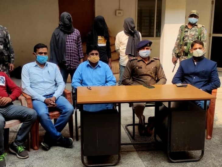 NCB के अधिकारियों ने बताया कि उन्हें गुप्त सूचना मिली थी कि भारी मात्रा में गांजे की खेप जा ले जाई जा रही है। इसी के आधार पर कार्रवाई की गई है।