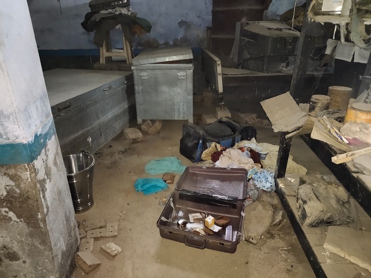 चोरी के बाद घर में बिखरा पड़ा सामान।
