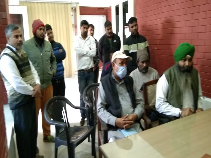 नगर परिषद कार्यालय में बैठे दुकानदार।