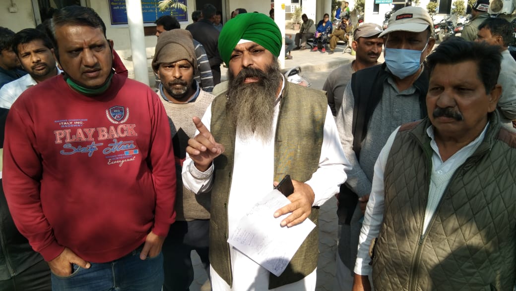 नगर परिषद कार्यालय में दुकानदार व इनेलो प्रवक्ता विरोध जताते हुए।