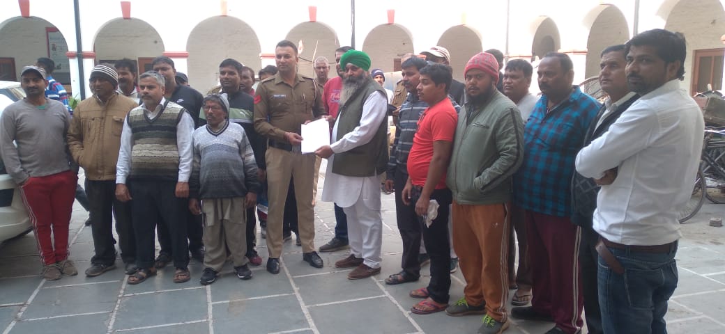 अंबाला कैंट थाने में दी नगर परिषद सचिव व कर्मचारियों के खिलाफ शिकायत देते हुए - Dainik Bhaskar