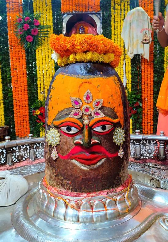 भगवान महाकाल के भस्म रमाने के पहले के दर्शन।