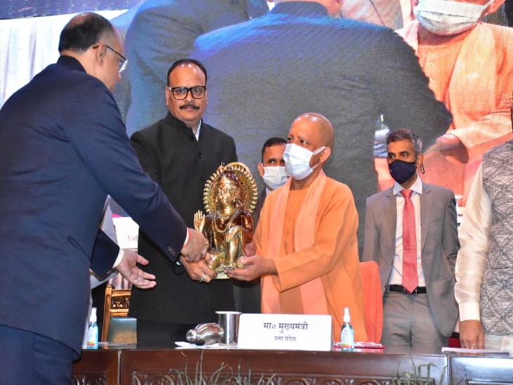 लखनऊ के लोकभवन में संविधान दिवस एवं अधिवक्ता कल्याणर्थ कार्यक्रम आयोजित हुआ। जिसमें सीएम योगी ने कहा कि संविधान ही हमारी आत्मा है।
