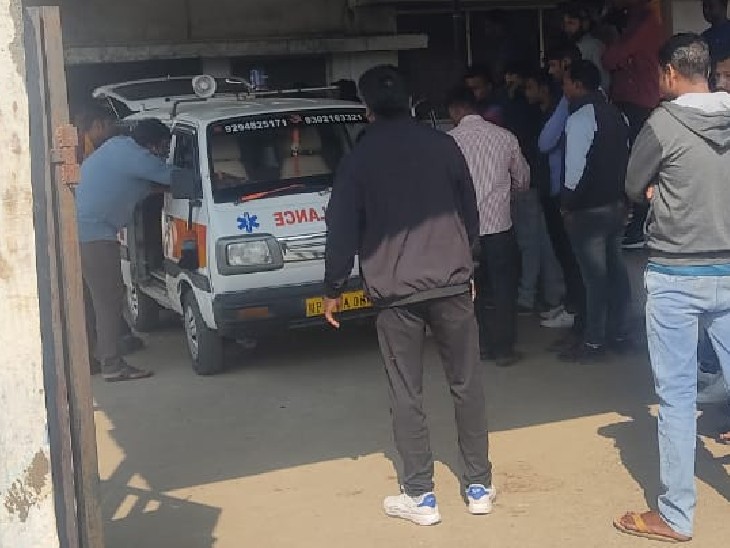 अस्पताल के पोस्टमॉर्टम हाउस के पास लगी लोगों की भीड़।