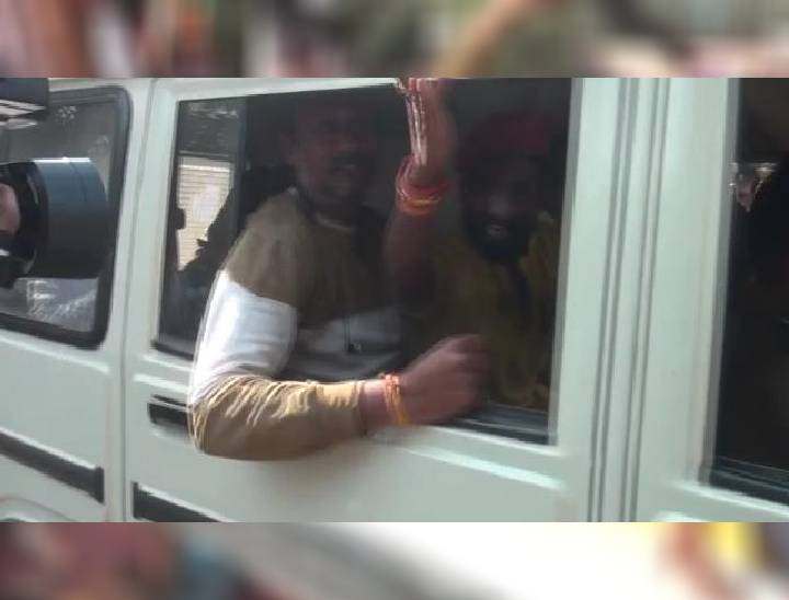 हंगामे के दौरान कुछ पदाधिकारियों को पुलिस ने पकड़ा।