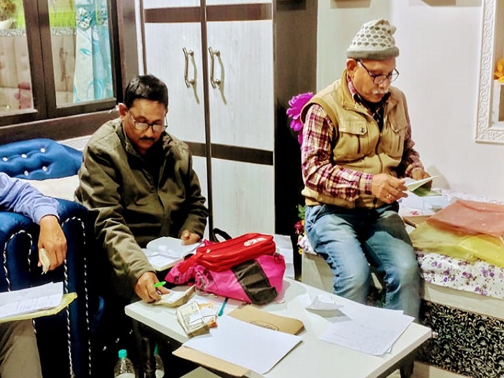 vigilance raid at the house of land acquisition officer in Rohtas | सोने की कलम से लिखता है, पटना में 6 फ्लैट, 8 शहरों में 39 प्लॉट बनाए - Dainik Bhaskar
