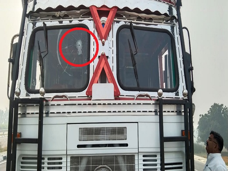 The miscreants had opened fire for not opening the gate of the truck. The bullet fired from the gun crossed the front glass of the truck and sank into the rear seat.
