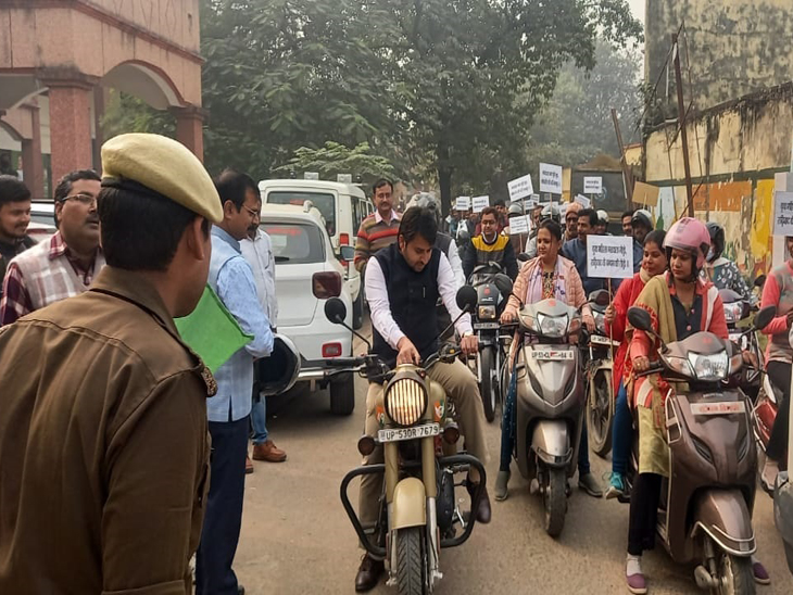 The special thing is that neither any officer present there did not notice it nor did anyone make the people involved in the rally aware of the helmet.