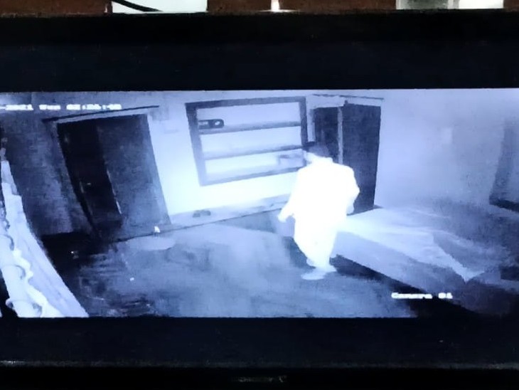 ऑफिस की तलाशी लेता चोर।