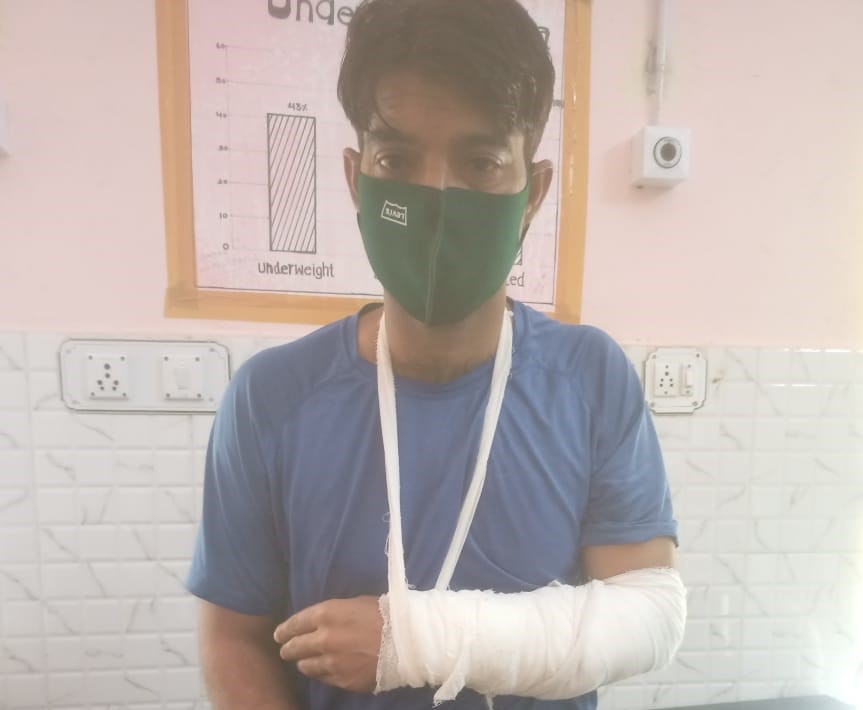 घायल पुलिसकर्मी तेजपाल।