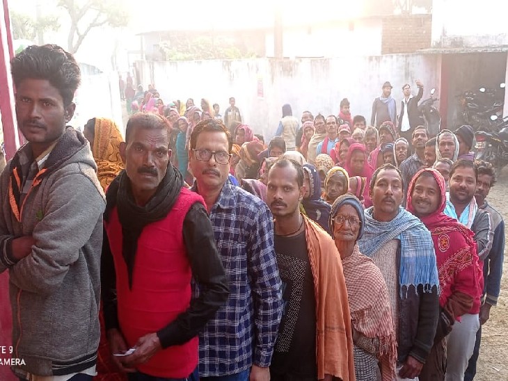 सहरसा में सुबह 6 बजे से लगी मतदाताओं की भीड़।