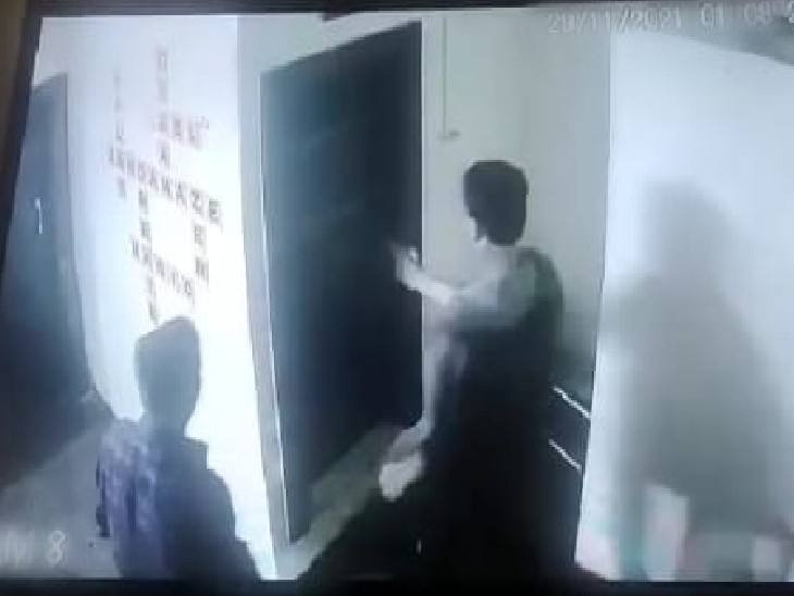कैफे के दरवाजे में पिस्टल से गोली दागता बदमाश - Dainik Bhaskar