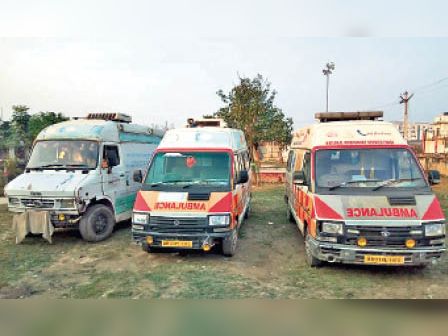 Ambulance service stalled in DMCH due to lack of diesel | डीएमसीएच में डीजल के अभाव में एंबुलेंस सेवा ठप - Dainik Bhaskar