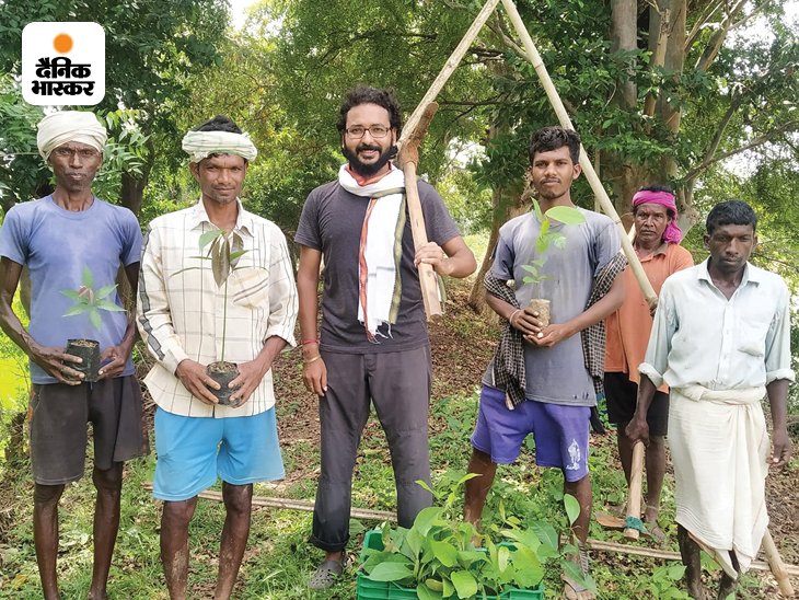 राकेश फिलहाल 80 किसानों के साथ 50 एकड़ की जमीन पर नेचुरल रिसोर्सेज की मदद से मिक्स्ड फार्मिंग कर रहे हैं इसके अलावा उन्होंने खेतों की 25 एकड़ मेड़ पर 3000 पेड़ भी लगाए