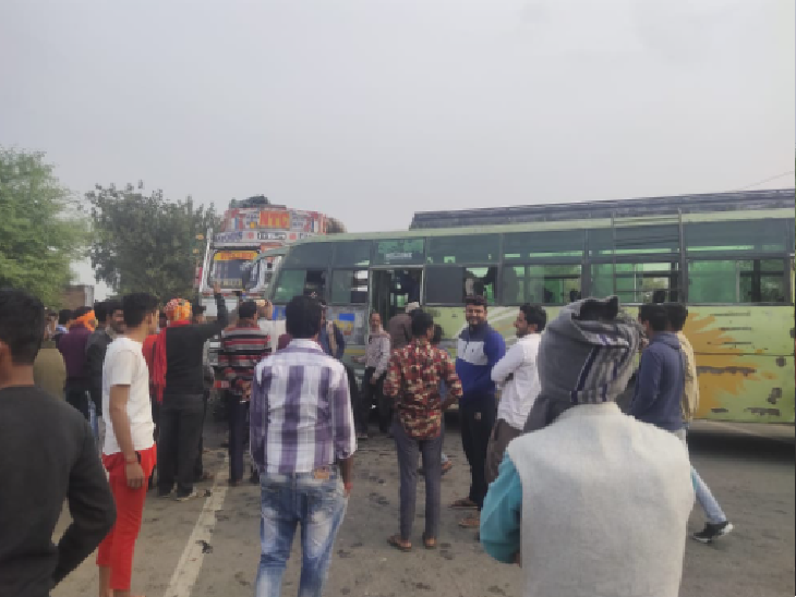 हादसे के बाद यात्री गण।