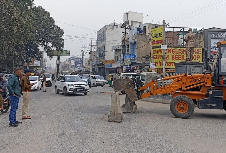 अंबेडर चौक पर डिवाइडर लगाकर कट बंद करते हुए।