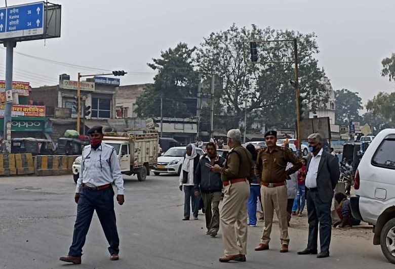नाईवाली चौक पर व्यवस्था का जायजा लेते डीएसपी।