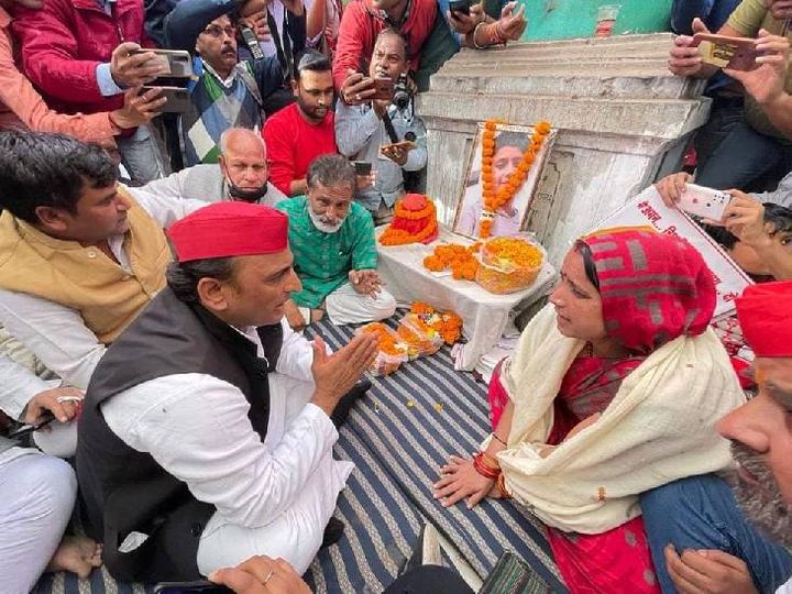 बांदा पहुंचे अखिलेश यादव CBI जांच की मांग को लेकर धरने पर बैठे अमन के माता-पिता से मुलाकात की।