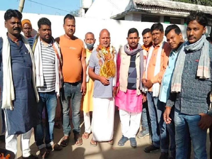 JDU विधायक रत्नेश सादा अपने समर्थकों के साथ।