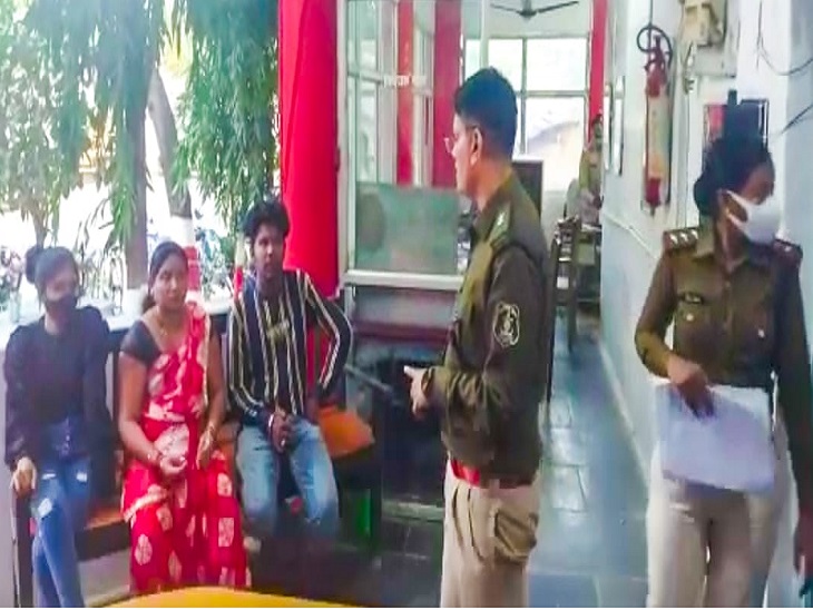 लूट की शिकार छात्रा व परिजन से पूछताछ करती पुलिस। - Dainik Bhaskar