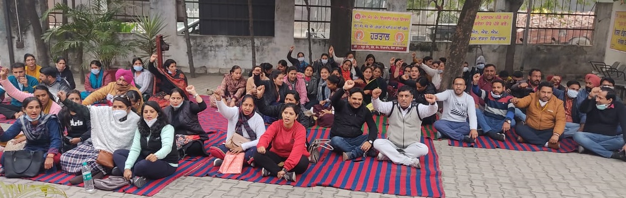 सिविल सर्जन कार्यालय में हड़ताल करते हुए NHM कर्मचारी।