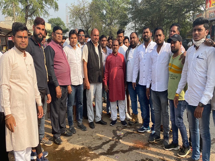 आक्रमण और पुतला आग के हमले के पूर्व विधायक दल के सदस्य दल के लोग