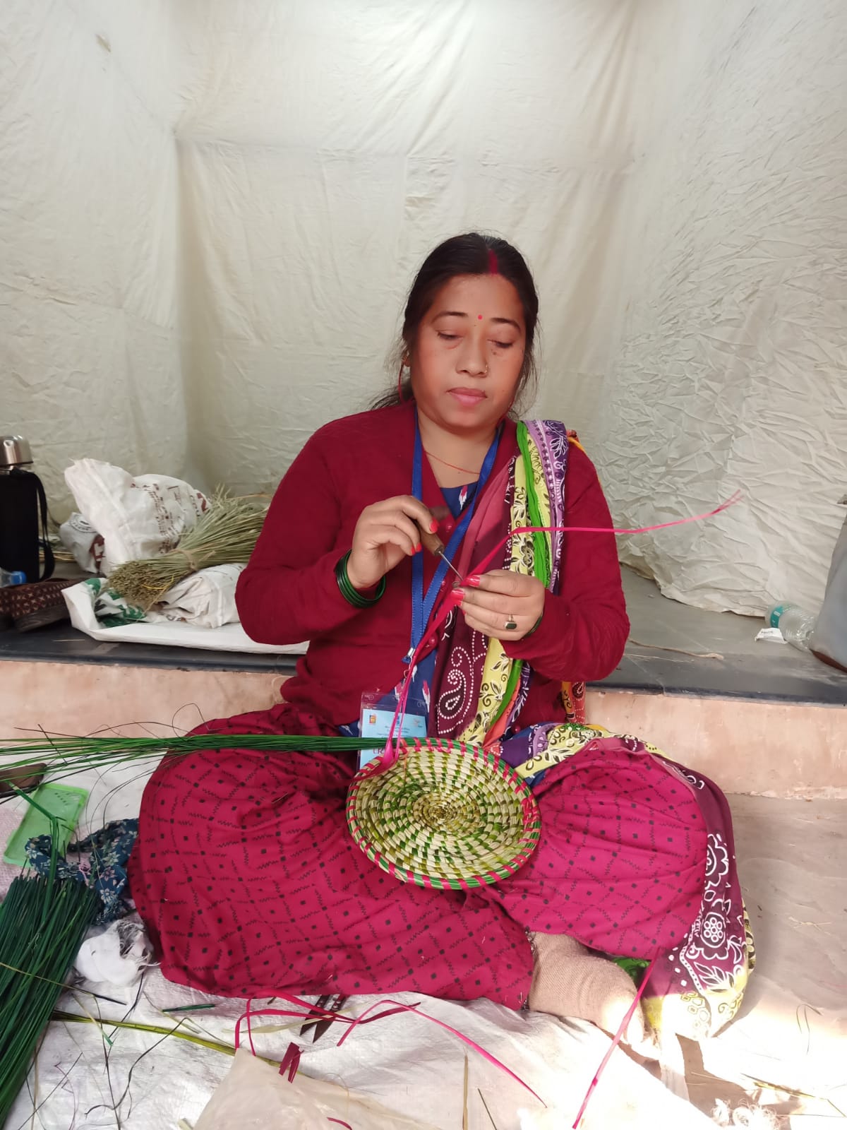 Skills woven with grass straws, took the art to the market, showed the  women of the village the way of employment | घास के तिनकों से बुना हुनर,  कलाकारी को बाजार तक