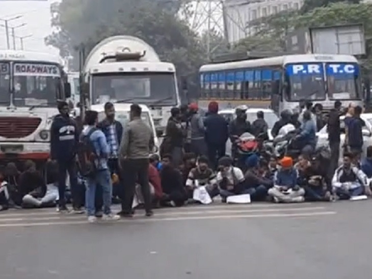 जालंधर में बीएसएफ चौक पर धरने पर बैठे युवा
