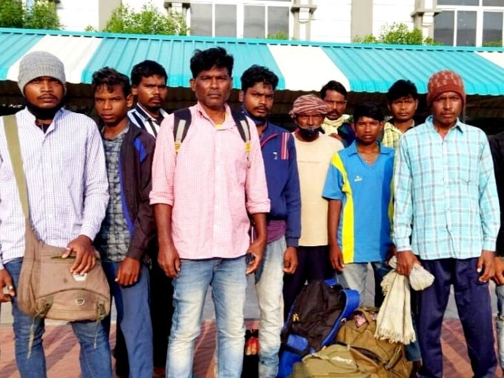 श्रमिकों ने बताया कि उनसे रात में भी काम कराया जाता था। काम पर नहीं जाने पर उनके साथ दुर्व्यवहार और मारपीट की जाती थी। - Dainik Bhaskar