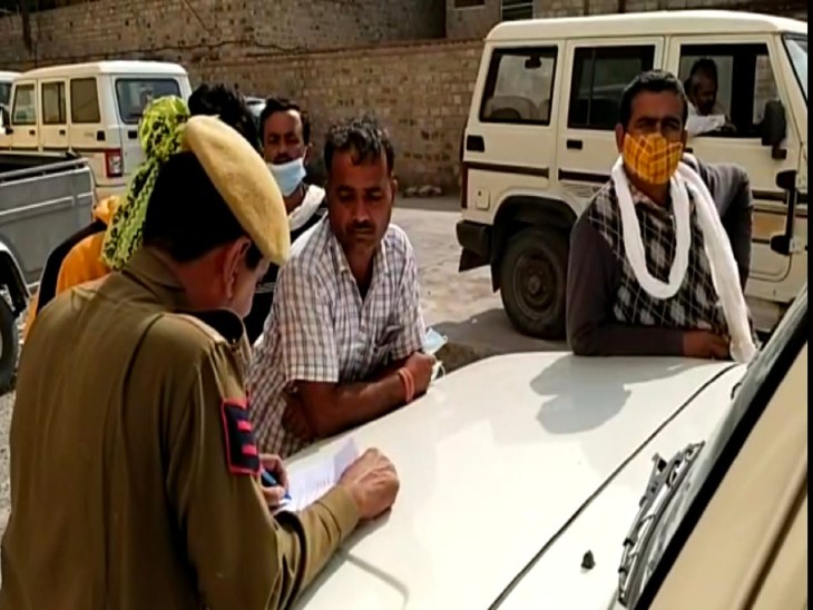 मोर्चरी के बाहर मौजूद पुलिस और परिजन। महिला के पीहर पक्ष के लोग आने के बाद पुलिस आगे की कार्रवाई करेगी। - Dainik Bhaskar
