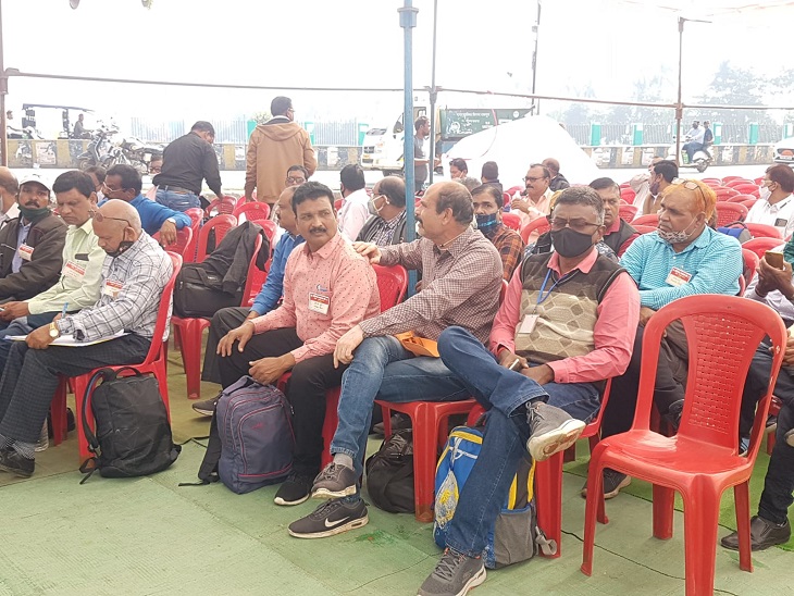 रायपुर के धरना स्थल पर पहुंचे लेक्चरर - Dainik Bhaskar