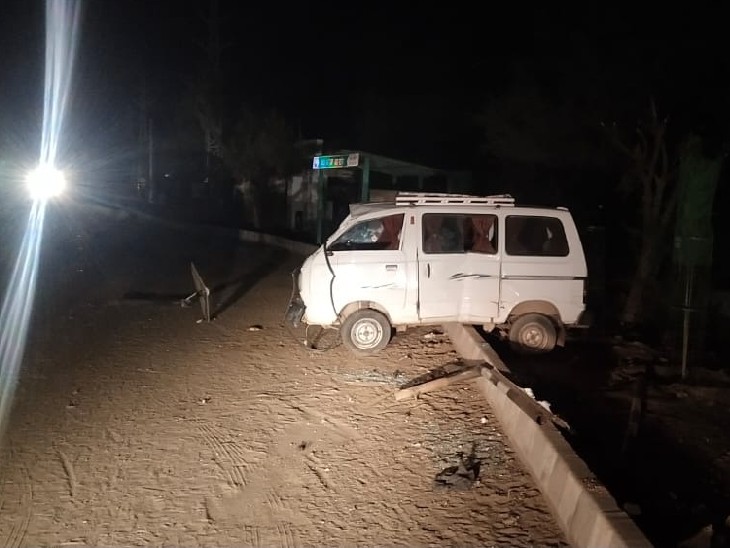 पाली जिले के बाली थाने के कोट बालियान गांव में गुरुवार देर रात को हुए हादसे के बाद क्षतिग्रस्त वैन। - Dainik Bhaskar