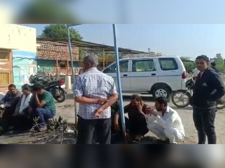 पाली जिले के बाली अस्पताल की मोर्चरी के बाहर शुक्रवार सुबह बैठे मृतक के परिजन व अन्य।