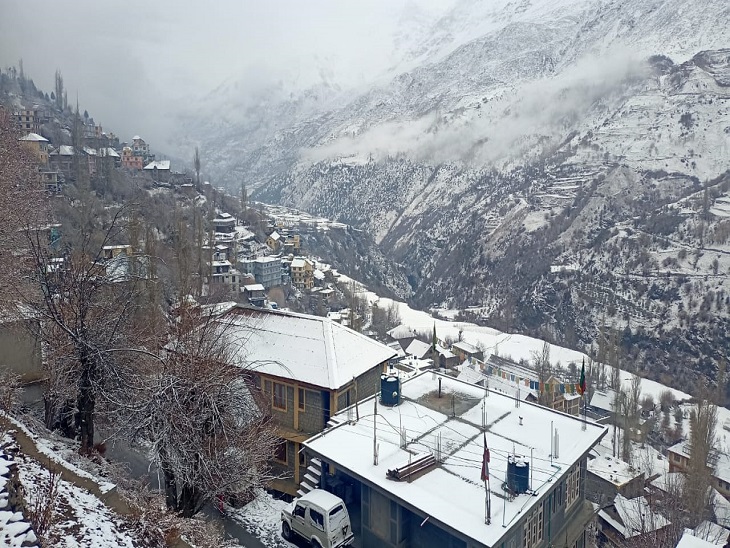 ताजा बर्फबारी के बाद सफेद चादर ओढ़ने लगे पहाड़।