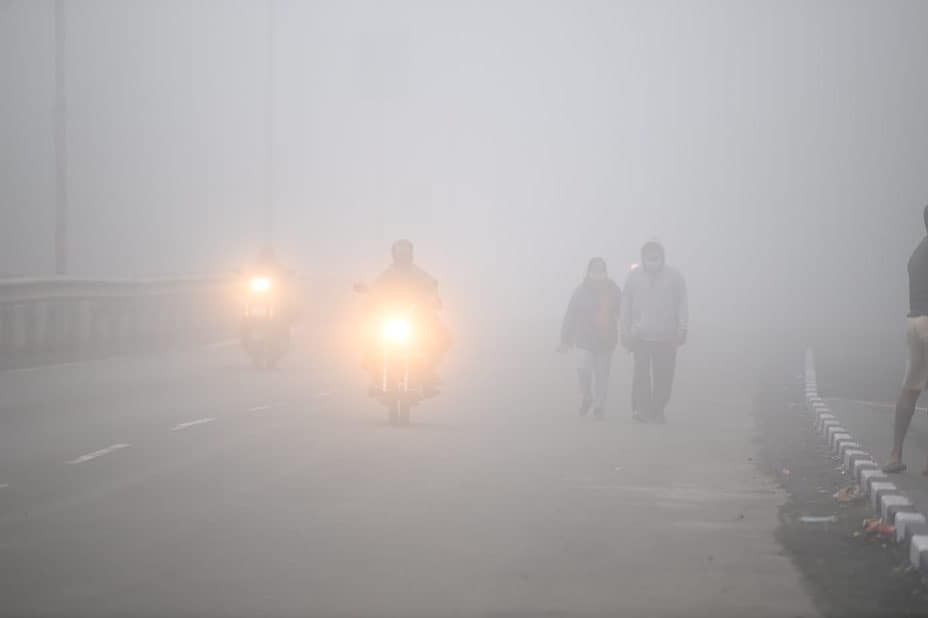 घने कोहरे के कारण लोगों से गाड़ियों की हेड लाइट्स जलाकर चलने की हिदायत दी गई है।