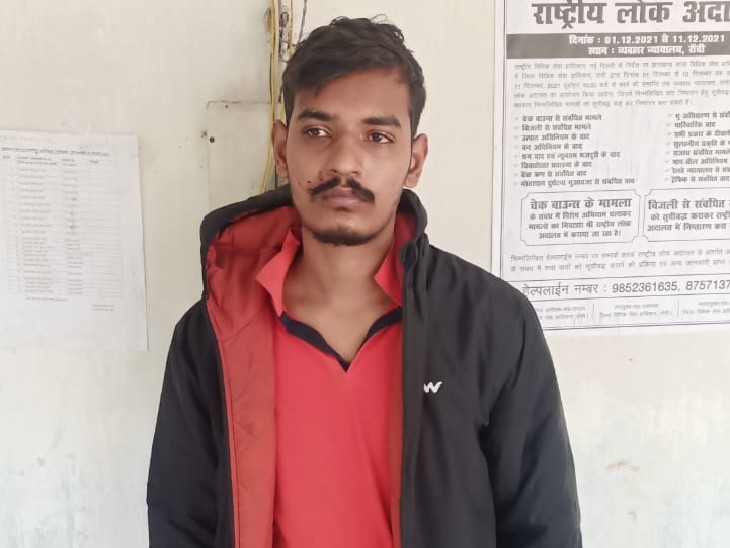 पकड़ा गया आरोपी युवक।