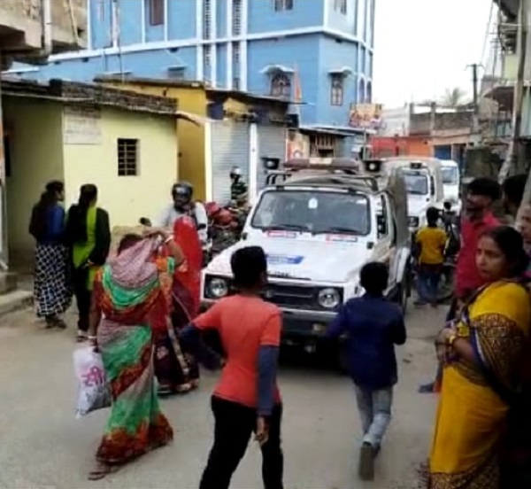 विक्की के घर रेड के लिए पहुंची थी पुलिस।