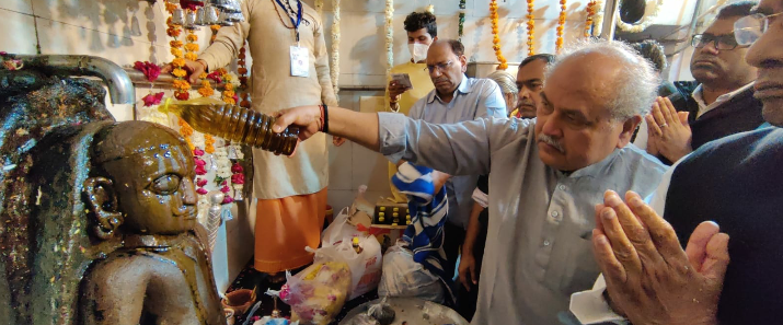 शनिदेव पर तेल चढ़ाते मंत्री तोम - Dainik Bhaskar