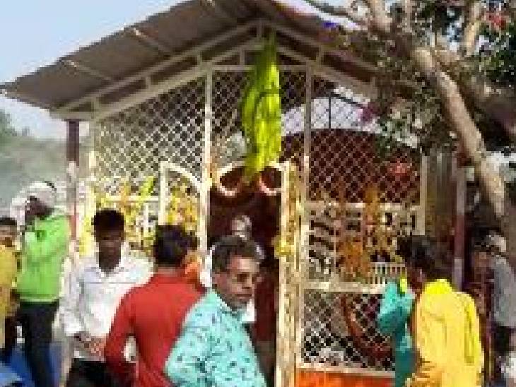 मंदिर के बाहर मौजूद भील समाज के लोग।