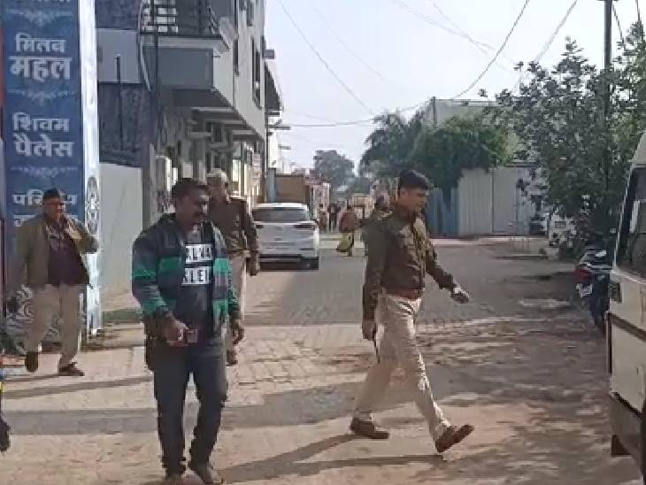 आरोपी को ले जाती पुलिस।