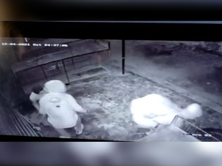 पाली के नया गांव रोड स्थित किराणे की दुकान में चोरी करता चोरी सीसीटीवी फुटेज में नजर आयाा।