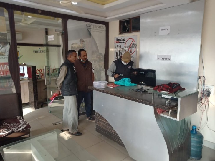 पाली के नया गांव रोड स्थित एर्श्वया कॉलेज में चोरी के बाद जांच करती पुलिस।